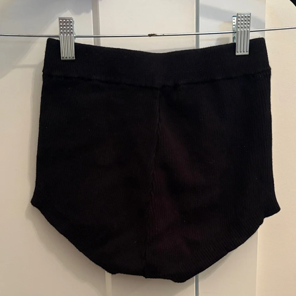 Edikted High Waist Black micro short - Picture 3 of 3